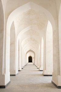 Weiße Bögen in einer Kalan-Moschee | Reisefotografie Abzug | Buchara Usbekistan
