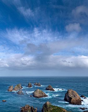 Rotsen voor de kust van Nieuw Zeeland in zee. van Albert Brunsting