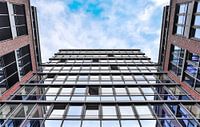 Façade réfléchissante d'immeubles de bureaux modernes sous un ciel bleu par MPfoto71 Aperçu