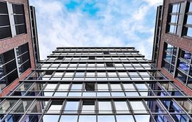 Reflecterende gevel van moderne kantoorgebouwen onder blauwe hemel van MPfoto71