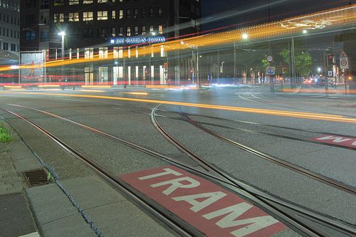 Rue et tramway de nuit