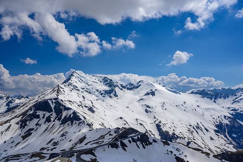 Besneeuwde bergtoppen in de Oostenrijkse Alpen bij de Grossglockner