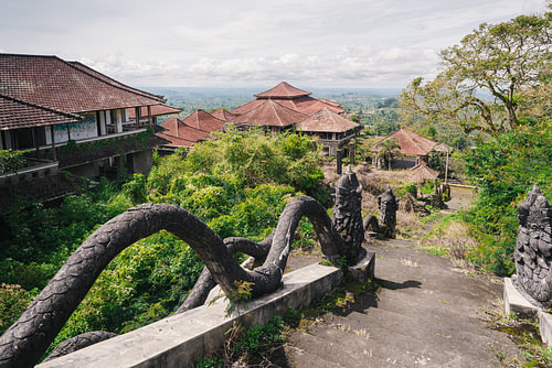 Treppe eines verlassenen Hotels auf Bali. von Roman Robroek – Fotos verlassener Gebäude