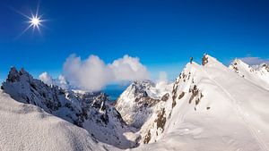 Lofoten  - Bergsteiger auf Gipfel von Dieter Meyrl