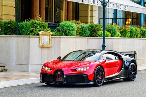Bugatti Chiron hypercar geparkeerd op straat in Monaco
