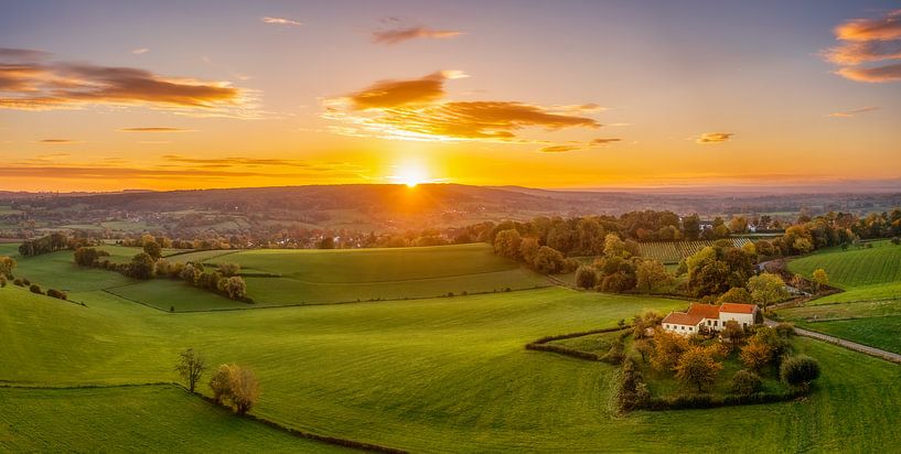 Luftbildpanorama des Sonnenaufgangs auf dem Schweiberg in Südlimburg von John Kreukniet