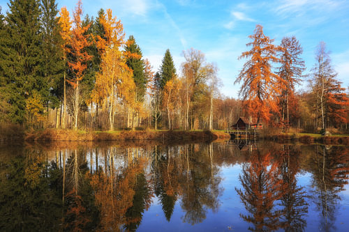 Herfstbomen en vijver met "King Ludwig" jachtslot bij Mühlingen