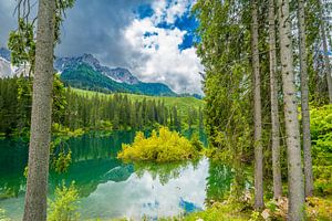 Der Karersee in den Dolomiten oder Karersee im Frühling