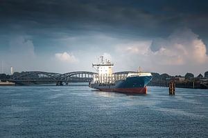 Hambourg - Un porte-conteneurs au large des ponts de l'Elbe