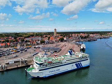 De veerboot 'Friesland' meert aan op Terschelling van Nico van Maaswaal