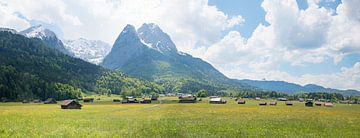 Breed lentelandschap met hutten en bergzicht Opper-Beieren, bij Garmisch van SusaZoom