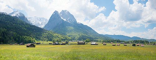 Breed lentelandschap met hutten en bergzicht Opper-Beieren, bij Garmisch