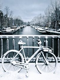 Fiets met sneeuw in Amsterdam