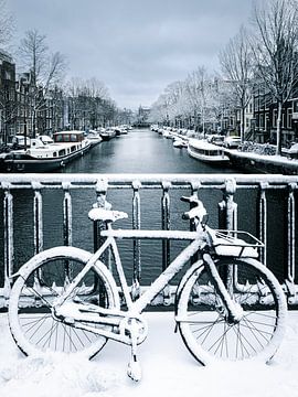Fahrrad mit Schnee in Amsterdam