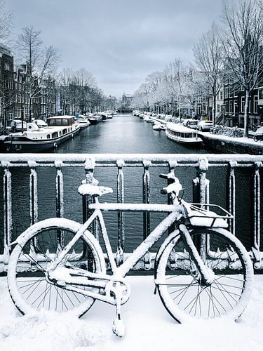 Fiets met sneeuw in Amsterdam