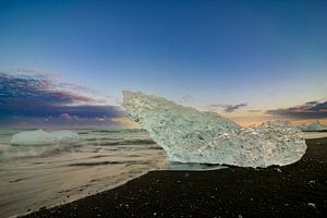 Angeschwemmte Eisform am Diamond Beach in Island von Sjoerd van der Wal Fotografie