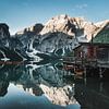 Pragser Wildsee met houten boot en alpenglow van road to aloha