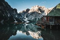 Pragser Wildsee mit Holzboot und Alpenglühen von road to aloha Miniaturansicht