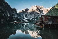Pragser Wildsee met houten boot en alpenglow