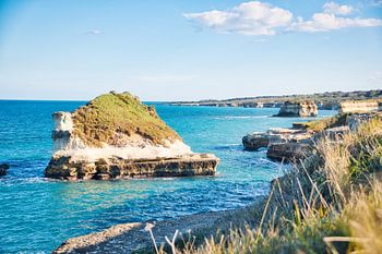 Rocher dans la mer de Torre dell'Orso