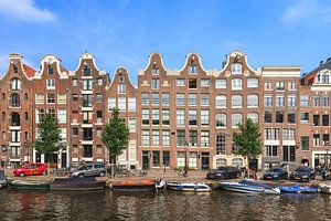 Grachtenpanden aan de Prinsengracht in de zomer van Dennis van de Water