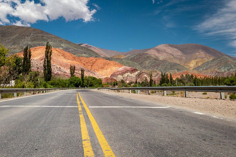 Der Weg zu den farbigen Bergen von Purmamarca in Argentinien von OCEANVOLTA