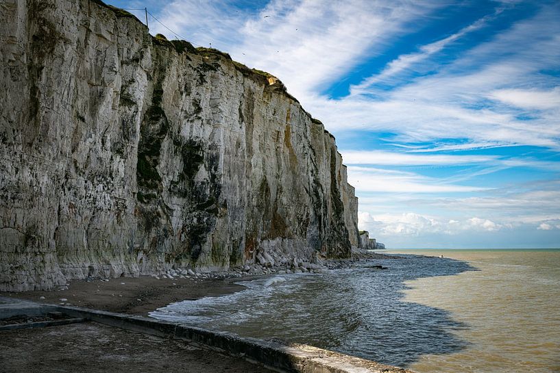 the chalk cliffs of etretat by ChrisWillemsen