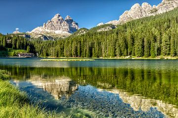 Het Misurina meer met de weerspiegeling van de berg in het water.