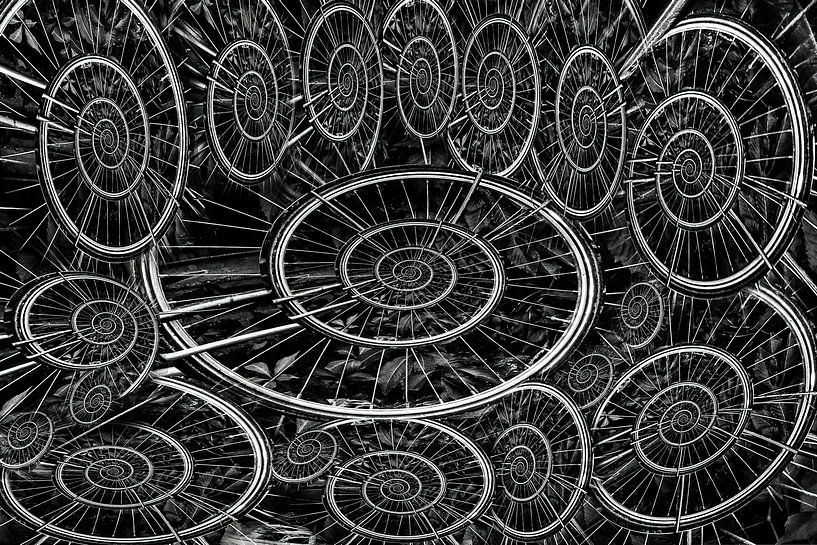 spirales de roue de vélo en noir et blanc sur Klaartje Majoor