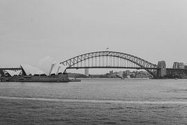 Die Sydney Harbour Bridge und das Opernhaus in Schwarz-Weiß von Ennio Brehm