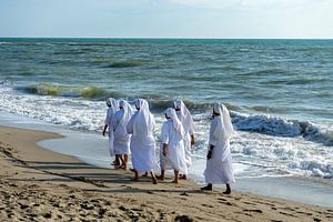 Nonnen gehen am Strand im Sand spazieren van Animaflora PicsStock