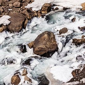 Rjúkandi waterfall river, Iceland van VeraMarjoleine fotografie