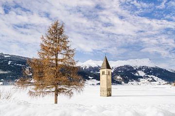 Winterlicher Reschensee mit versunkenem Kirchturm von Melanie Viola