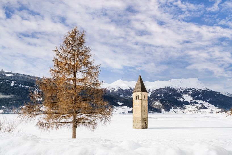 Lac de Resia en hiver avec un clocher immergé par Melanie Viola