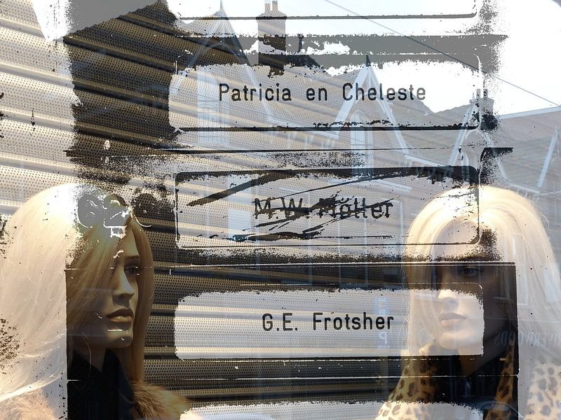 Wandernde Dreißigjährige: Die Frau von nebenan von MoArt (Maurice Heuts)