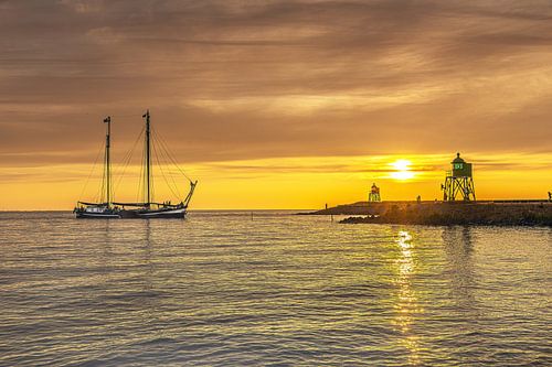 Tweemaster approaches Stavoren harbour in the coloured evening sun