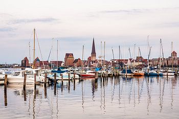 Blick über die Warnow auf die Stadt Rostock am Abend