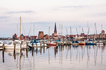 Blick über die Warnow auf die Stadt Rostock am Abend von Rico Ködder