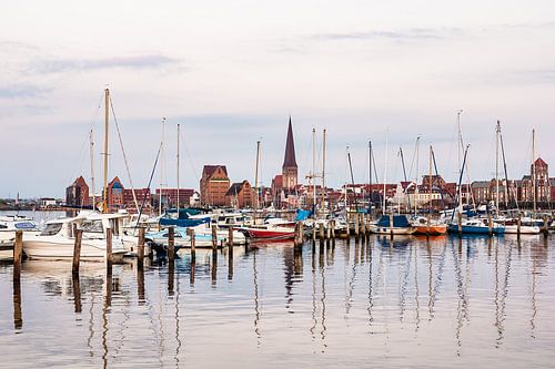 Blick über die Warnow auf die Stadt Rostock am Abend