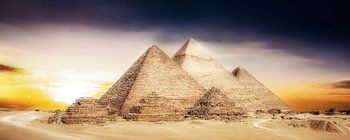 Grandes pyramides de Gizeh, Égypte, au coucher du soleil