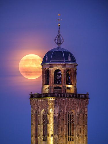Supermond über dem Lebuinus-Turm in Deventer von Sander Korvemaker
