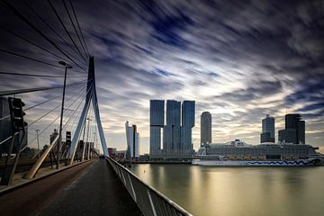 skyline van Rotterdam langs de Maas met  de karakteristieke Erasmusbrug en de moderne architectuur o van gaps photography