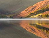 Couleurs d'automne en reflet à Buttermere, Lake District par Jos Pannekoek Aperçu