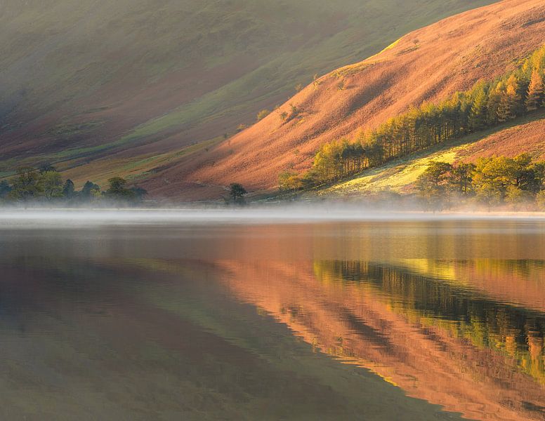 Couleurs d'automne en reflet à Buttermere, Lake District par Jos Pannekoek