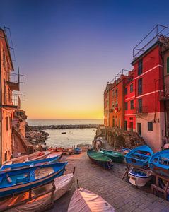 Riomaggiore Dorf, Boote vor dem Meer. Cinque Terre