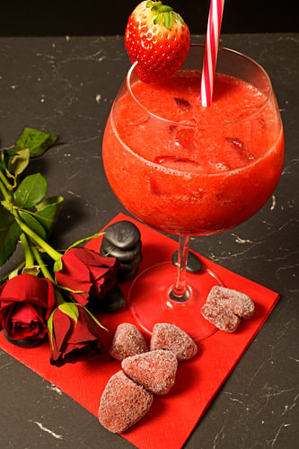 bevroren aardbeien in een crush met gin