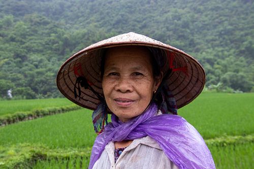 Vrouw met Non La Hoed