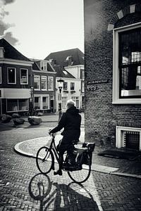 Straßenfotografie in Utrecht. Der Radfahrer auf der Jacobijnenstraat.