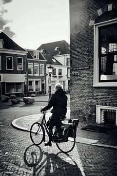 Straatfotografie in Utrecht. De fietser in de Jacobijnenstraat. van André Blom Fotografie Utrecht