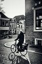 Straatfotografie in Utrecht. De fietser in de Jacobijnenstraat. van André Blom Fotografie Utrecht thumbnail